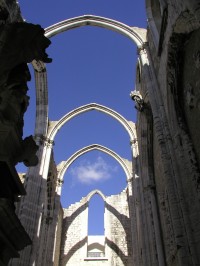 Convento_do_Carmo_ruins_in_Lisbon.jpg
